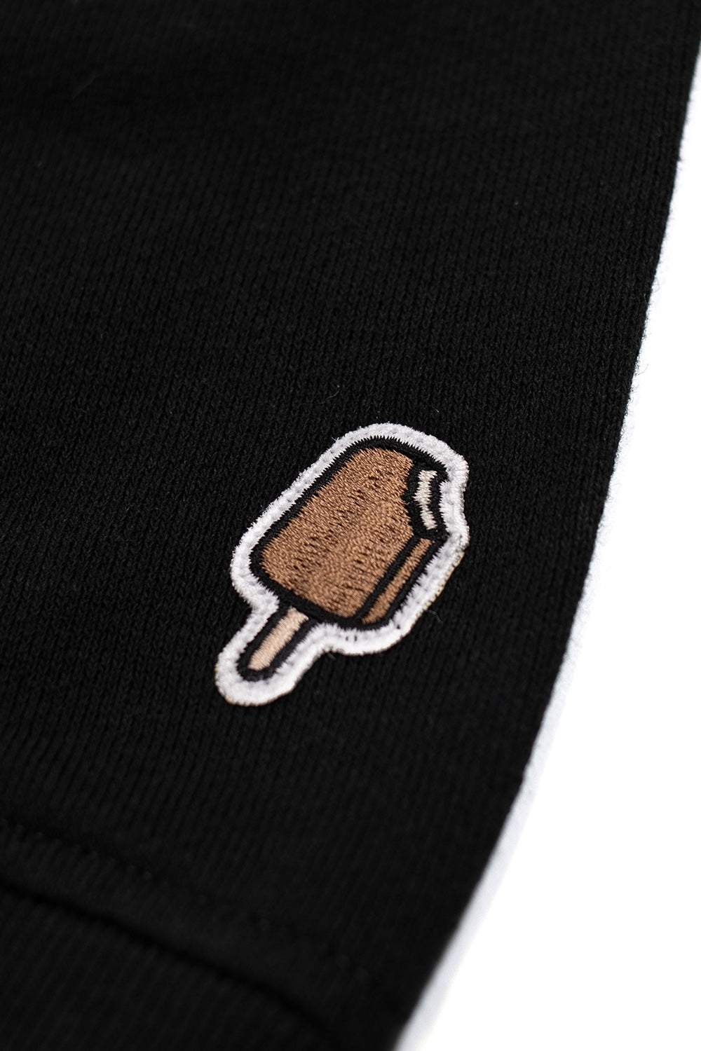 Lässiger IceCream Hoodie mit Running Dog Applikation – inspiriert von Skateboarding und urbaner Street Culture.
