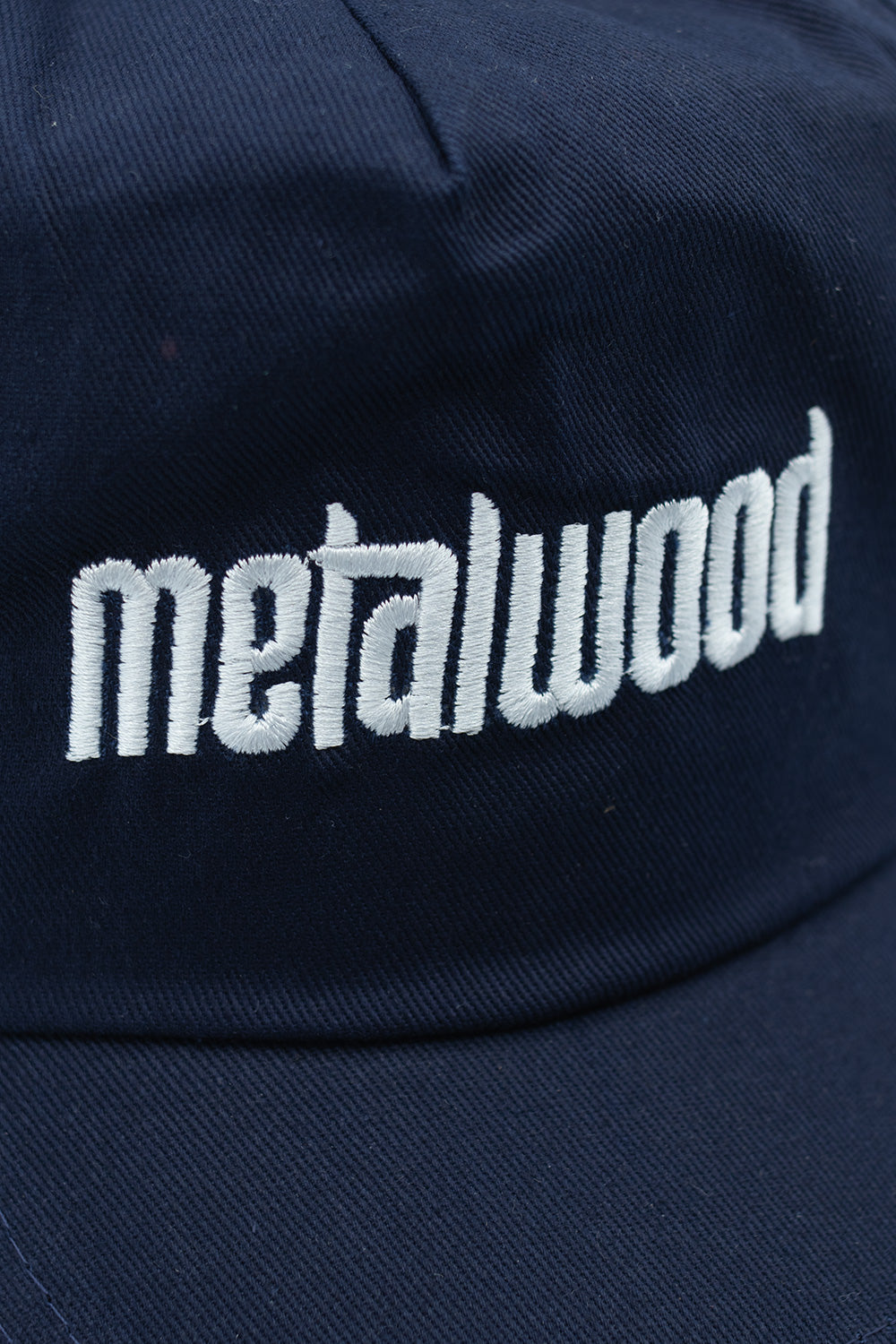 Metalwood Studio Navy Cap – Urban Streetwear trifft Vintage Golf-Style mit atmungsaktiver Baumwolle, Stickerei und Klettverschluss.