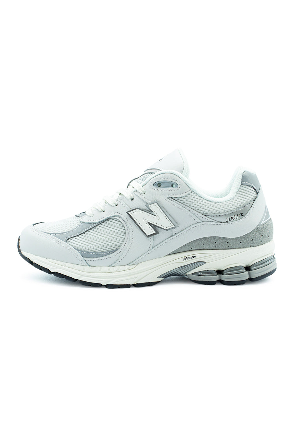 New Balance 2002R Schuh in Grey Matter, Sea Salt und Dark Silver Metallic – Vielseitiger Sneaker für Herren mit einem modernen und eleganten Design.
