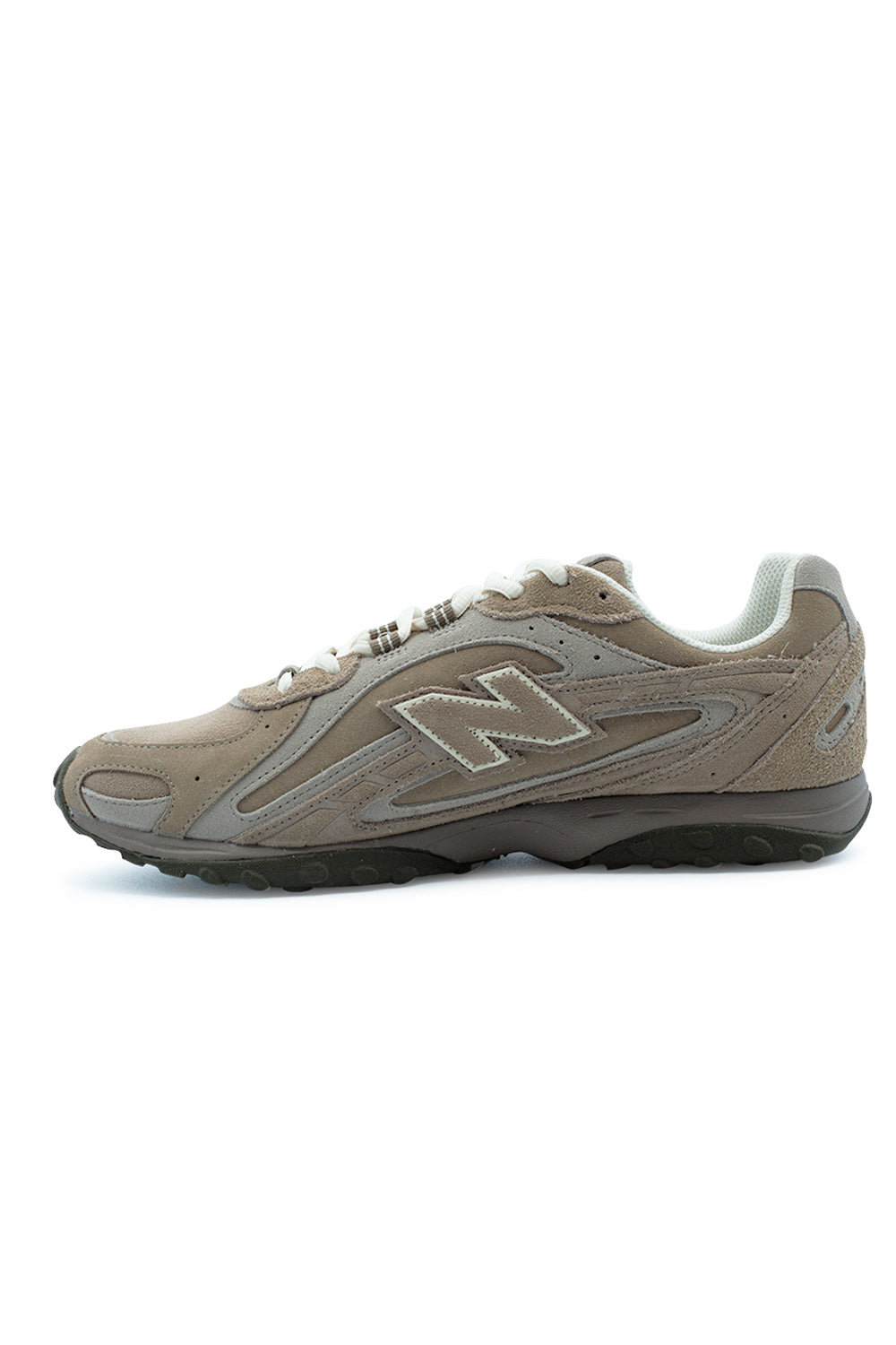Inner side profile of the New Balance 204L sneaker featuring minimalist panel construction, embossed suede overlays, lightweight EVA cushioning and a modern reinterpretation of classic 1970s running footwear in Mushroom and Arid Stone.