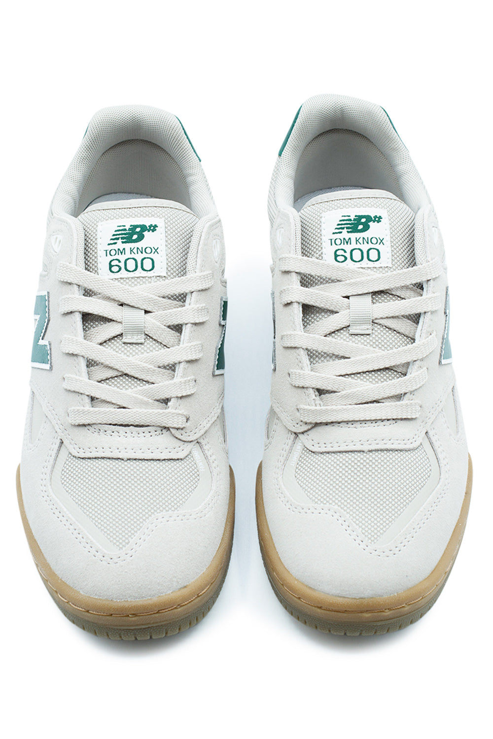 New Balance Numeric 600 Tom Knox – Hochwertiger Skateboarding-Sneaker in Timberwolf/Forest Green mit verstärktem Obermaterial und optimaler Boardkontrolle.

