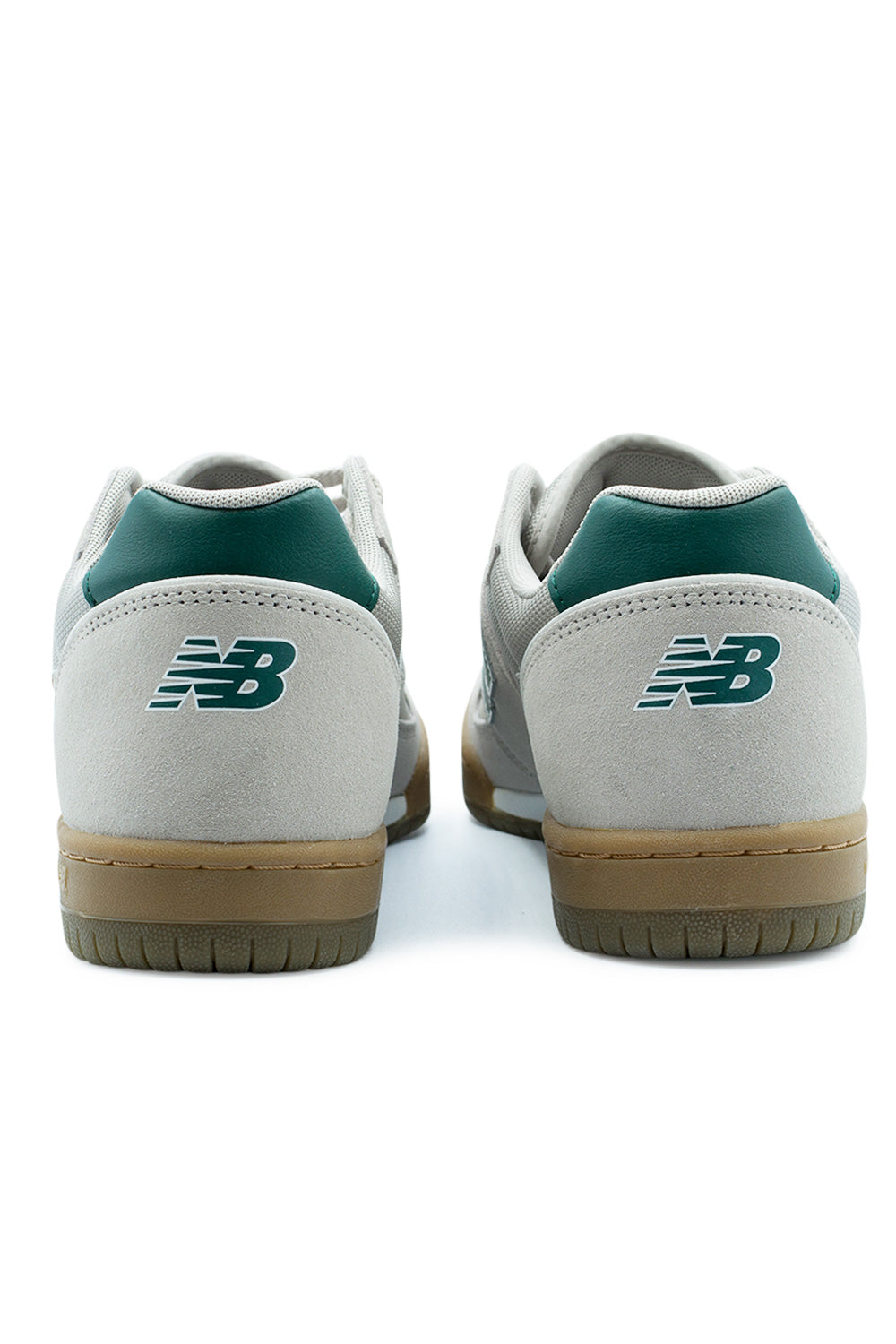New Balance Tom Knox 600 Timberwolf – Stylischer und funktionaler Skate-Schuh mit griffiger Gummisohle für perfekten Halt auf dem Skateboard.
