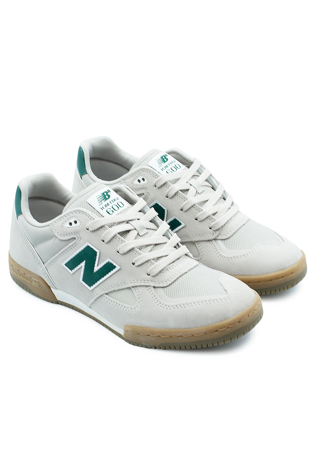 New Balance Numeric Tom Knox 600 – Atmungsaktiver Skate-Schuh in Timberwolf/Forest Green mit stabiler Konstruktion und langlebigem Design.
