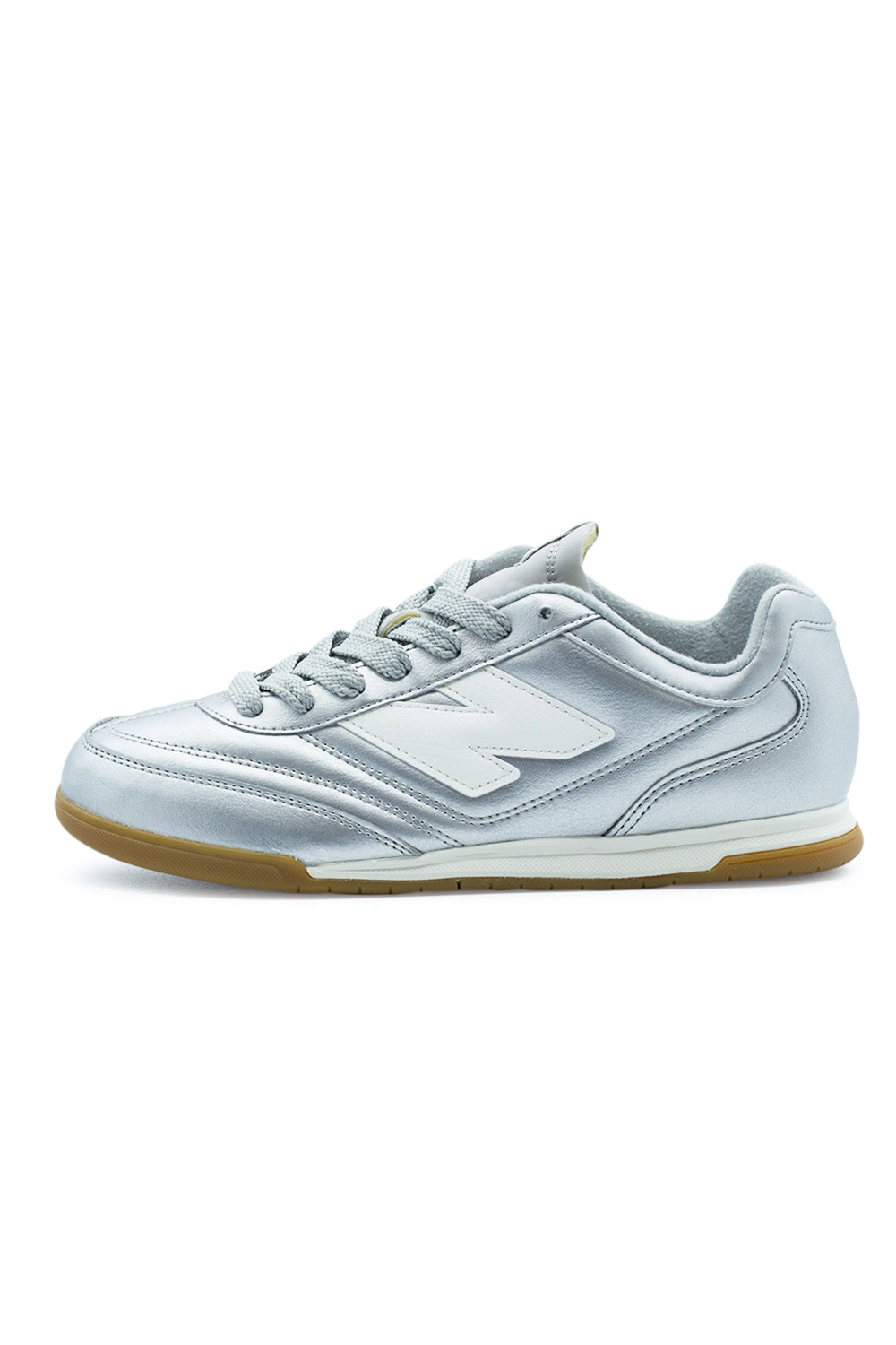 New Balance RC42 Silver Metallic Sea Salt – Elegante New Balance Sneaker in silberner Metallic-Optik und Sea Salt-Farbe für trendbewusste Streetwear.
