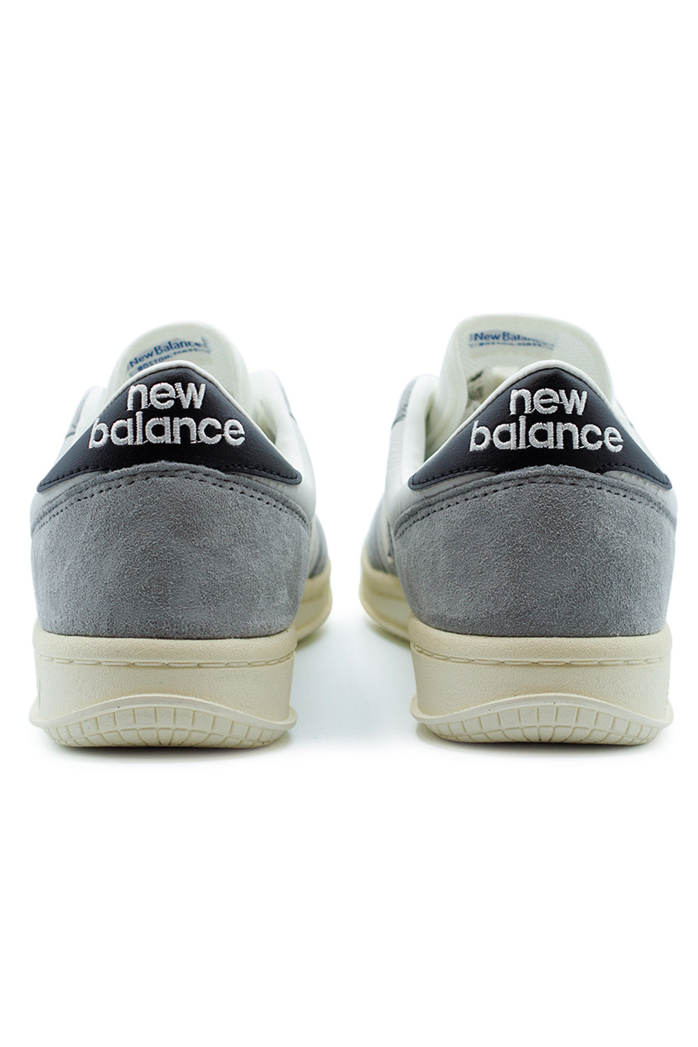 Rückansicht mit gesticktem New Balance Logo und Fersenverstärkung für Stabilität und Komfort
