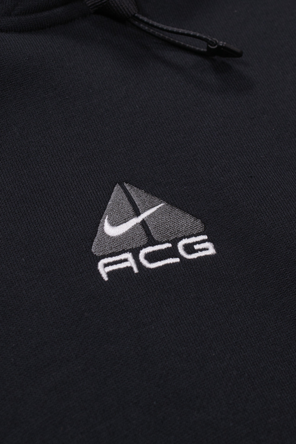 "Detailansicht des gestickten ACG-Logos auf der Brust des Nike Therma-FIT Fleece Hoodies"