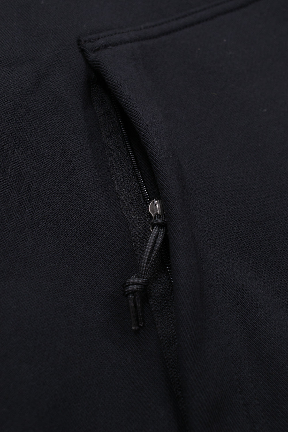 "Seitenansicht des Nike ACG Therma-FIT Fleece Hoodies – geräumige Kängurutasche mit Reißverschlüssen"