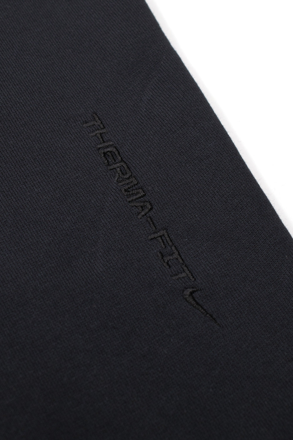 "Nahaufnahme des weichen, schweren Fleece-Materials des Nike ACG Therma-FIT Hoodies"