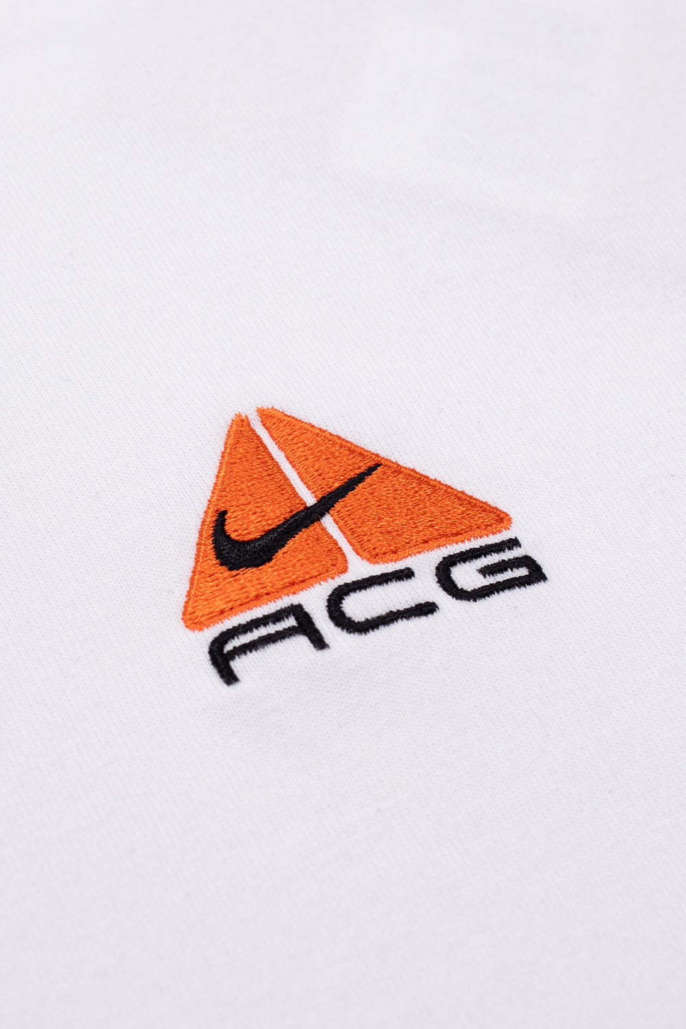 "Nike ACG Lungs Tee Weiß – Atmungsaktives Baumwollshirt mit Outdoor-inspirierter Grafik auf der Rückseite"