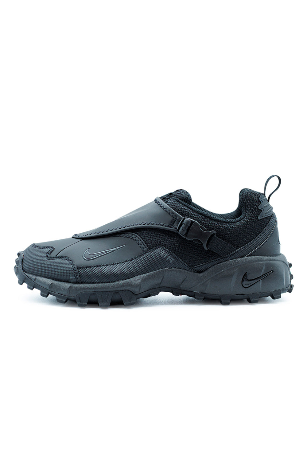 Nike ACG Phassad Shoe Black – all-black trail sneaker with synthetic leather upper, lace shroud, Nike Air cushioning, and rugged outsole.