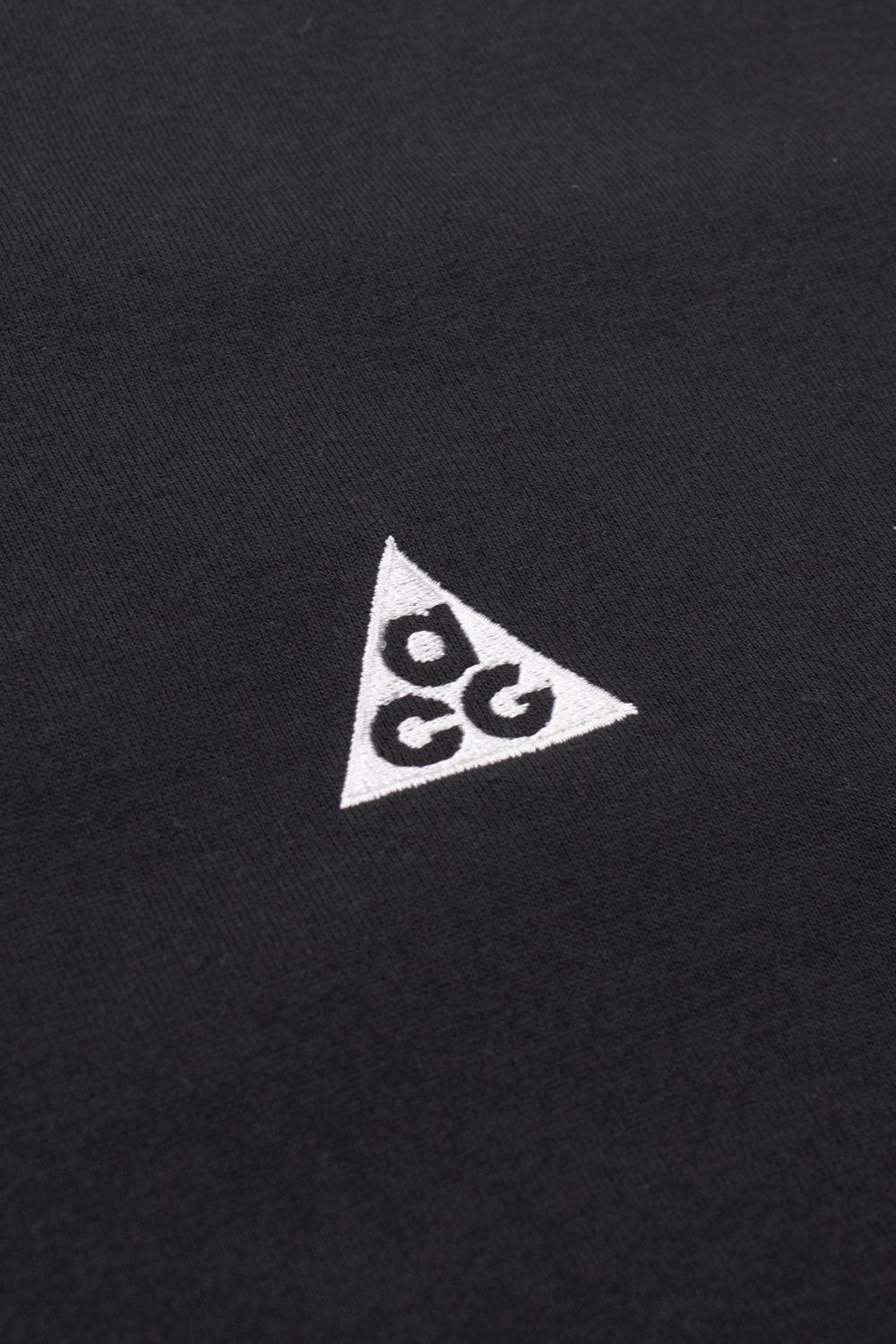 "Detailaufnahme des gestickten ACG-Logos auf dem Nike ACG LBR T-Shirt in Schwarz – hochwertiges Branding"
