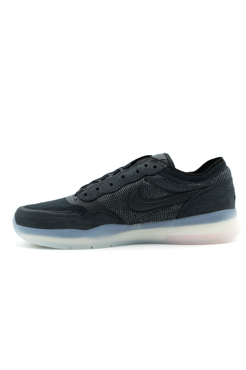 Nahaufnahme der mehrlagigen Flyknit-Konstruktion des Nike SB PS8 in Schwarz