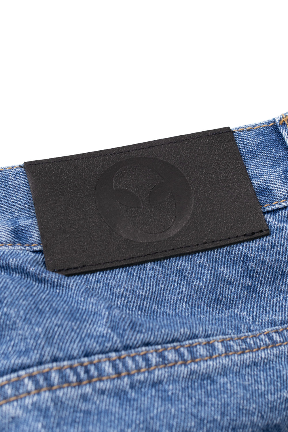 "No Problemo Bagi Jean Blue – Lässige, blaue Bagi-Jeans mit auffälligem No Problemo-Logo für einen einzigartigen Look"