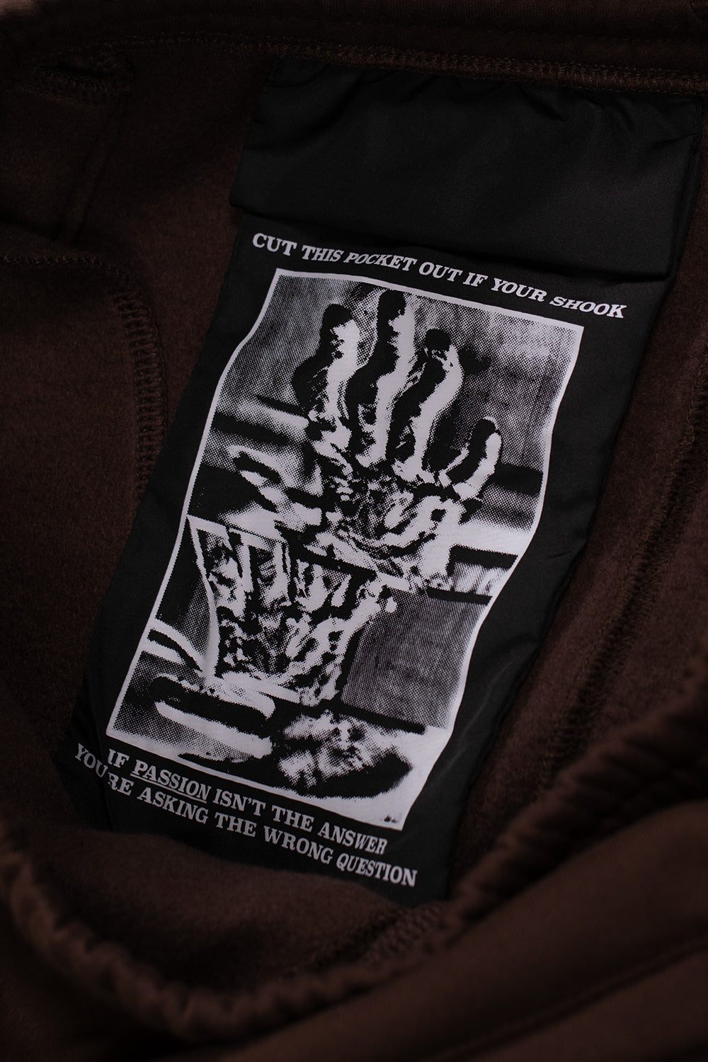 Braune PASSION Skatepants – Lässige Jogginghose für Skater, inspiriert von der Ästhetik der 90er.