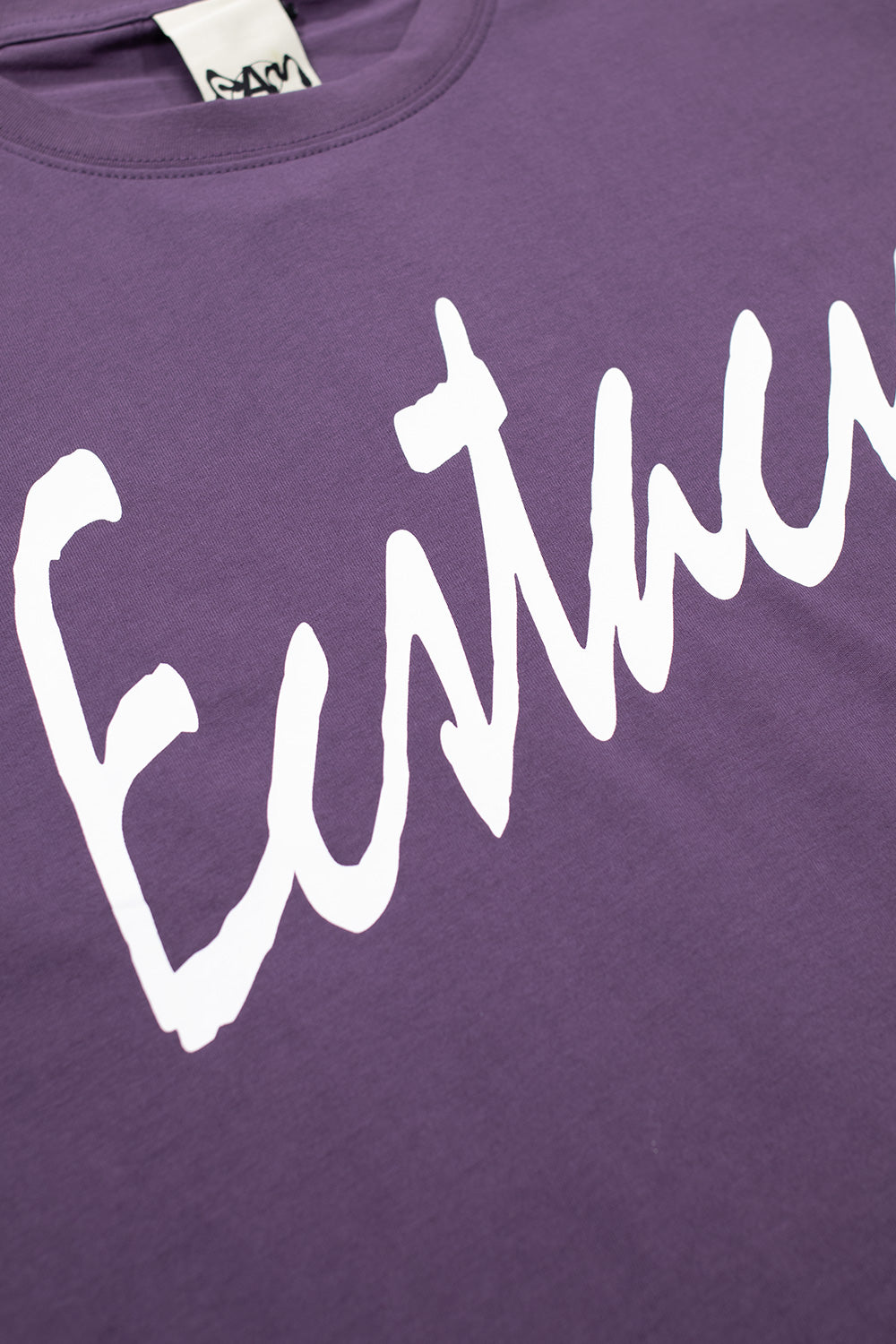 "Detailaufnahme des Perks and Mini P.World Ecstasy T-Shirts – hochwertiger Druck auf weichem Baumwollmaterial"