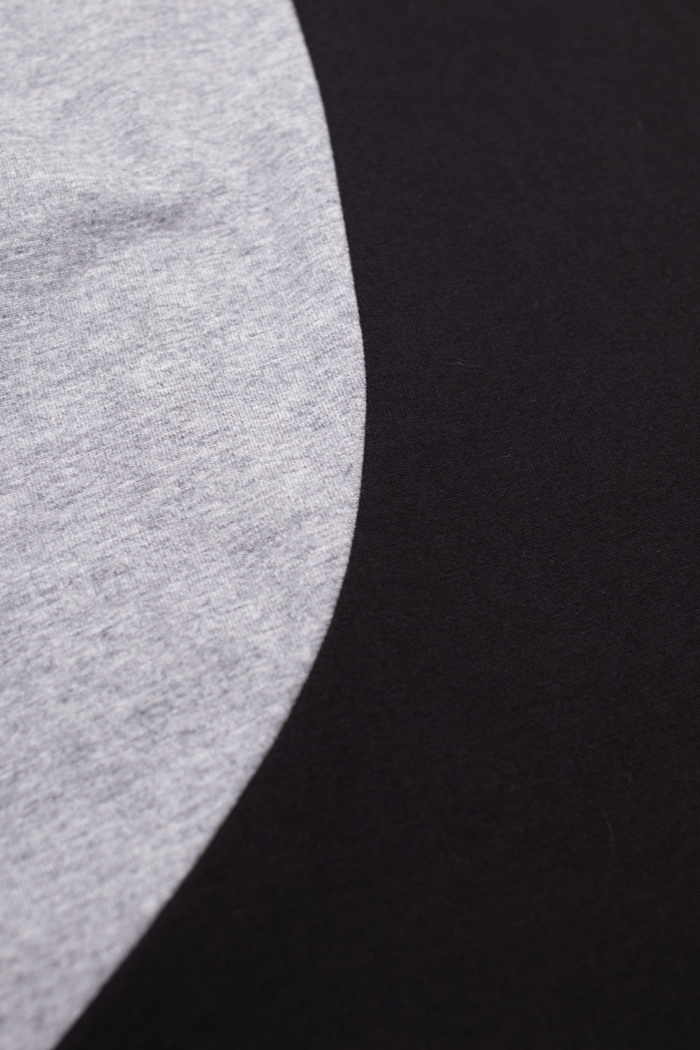 "Detailaufnahme des Perks and Mini P.World Panel Mock Neck T-Shirts – hochwertige Baumwolle mit auffälligem Color-Blocking"