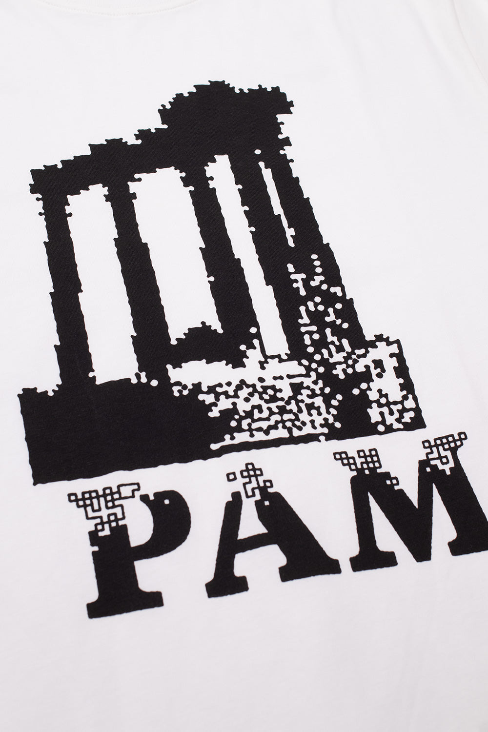 "Detailansicht des Brustprints auf dem Perks and Mini Pillars T-Shirt in Weiß – dezentes P.A.M.-Branding mit einzigartigem Design"
