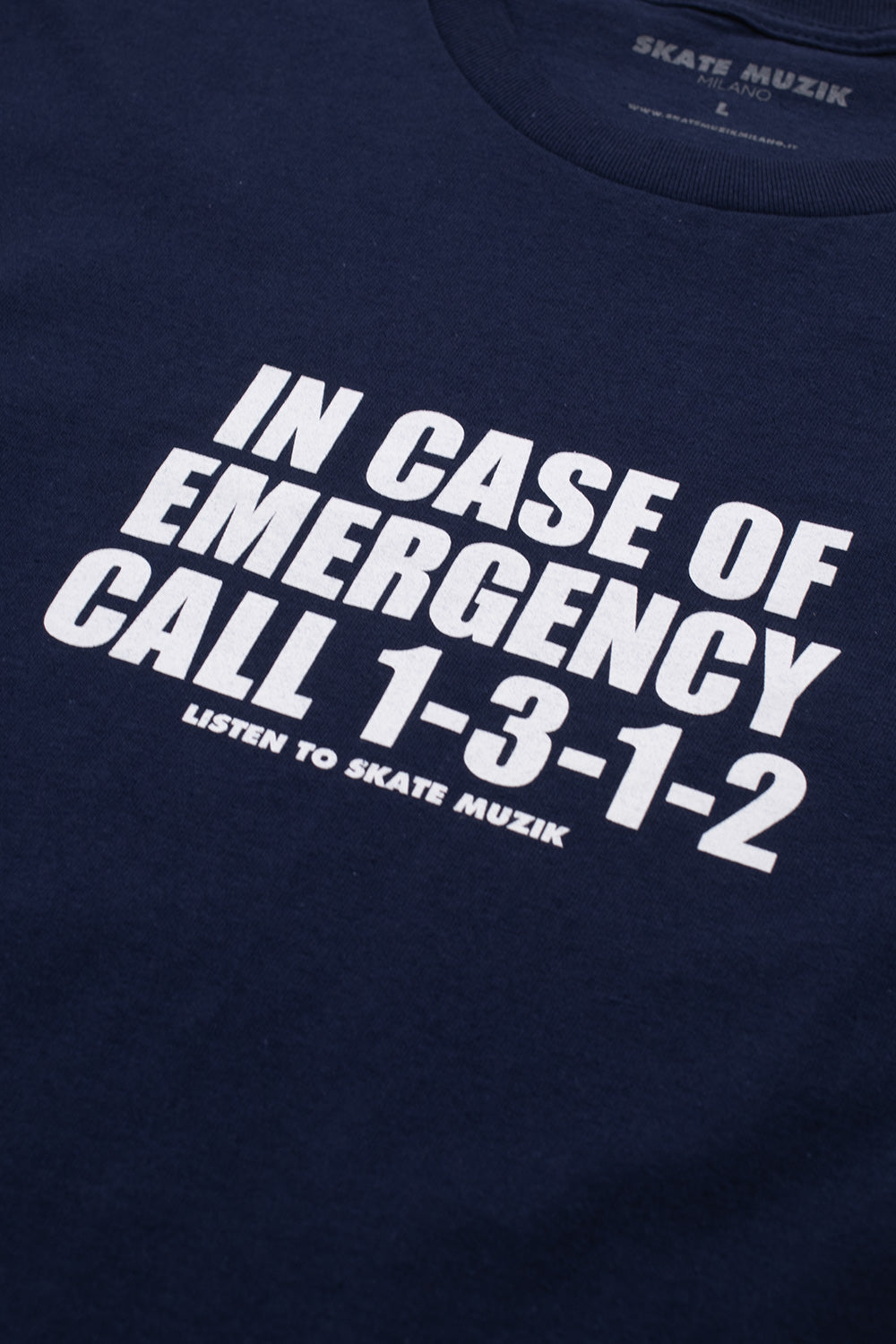 Detailaufnahme des Brustaufdrucks auf dem Skate Muzik Emergency T-Shirt in Navy
