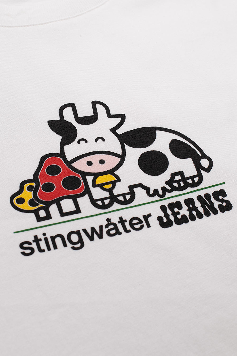 Stingwater Jeans T-Shirt White – Stylisches, weißes T-Shirt mit einzigartigem Jeans-Design von Stingwater, ideal für einen urbanen Look und lässige Outfits.
