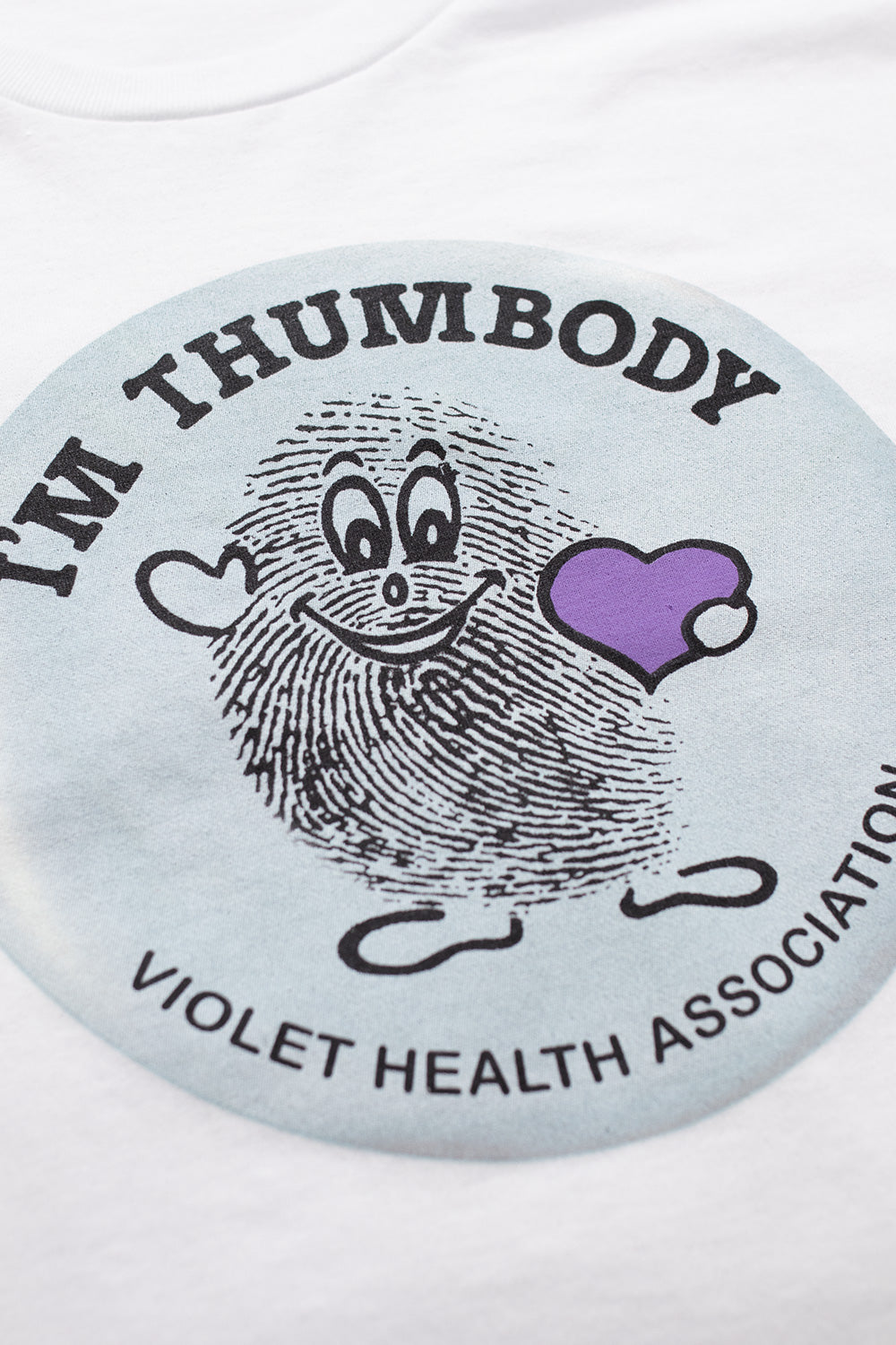 Violet! I'm Thumbody T-Shirt in Weiß – Stylisches T-Shirt mit einzigartigem "I'm Thumbody!" Design, ideal für trendbewusste Fashion-Fans